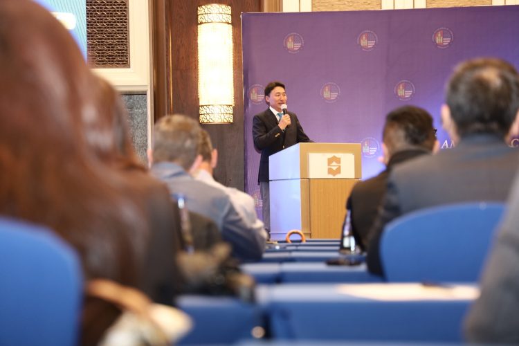 АЖ ҮЙЛДВЭР, ЭРДЭС БАЯЛГИЙН САЙД Г.ДАМДИННЯМ “AMCHAM”-ИЙН УУЛЗАЛТАД ИЛТГЭЛ ТАВИЛАА