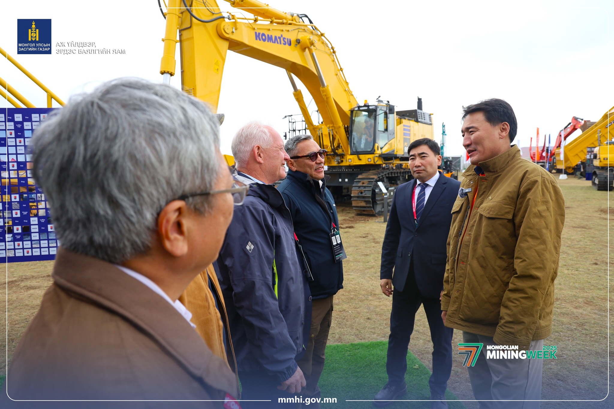 Аж үйлдвэр, эрдэс баялгийн сайд Г.Дамдинням “Mining Week & MinePro 2025” олон улсын чуулга уулзалт, үзэсгэлэнд оролцож буй үйлдвэрлэгчид, хувийн хэвшлийн компаниудын үйл ажиллагаа, бүтээгдэхүүнтэй танилцлаа.
