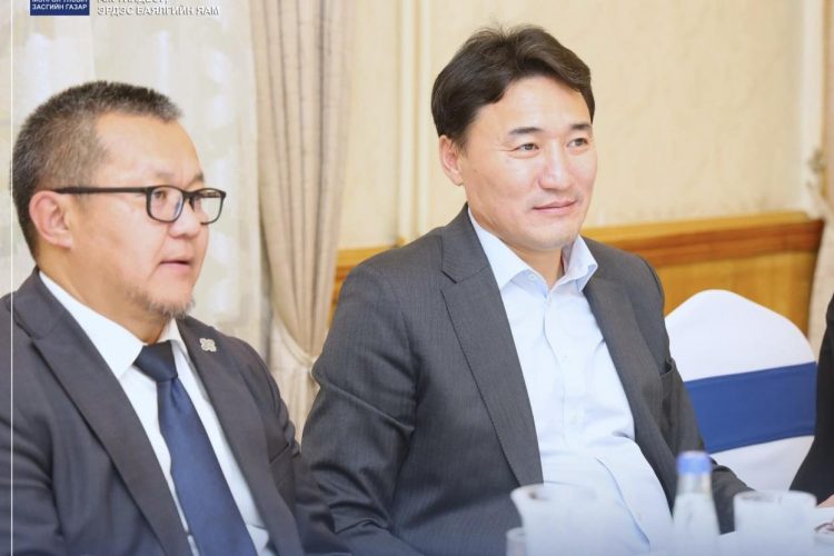 БҮГД НАЙРАМДАХ ПОЛЬШ УЛСЫН СЕЙМИЙН ГИШҮҮН, ПАРЛАМЕНТ ДАХЬ ПОЛЬШ-МОНГОЛЫН ПАРЛАМЕНТЫН БҮЛГИЙН ДАРГА СТАНИСЛАВ ГОРЧЫЦА ТЭРГҮҮТЭЙ ТӨЛӨӨЛӨГЧДИЙГ ХҮЛЭЭН АВЧ УУЛЗАВ