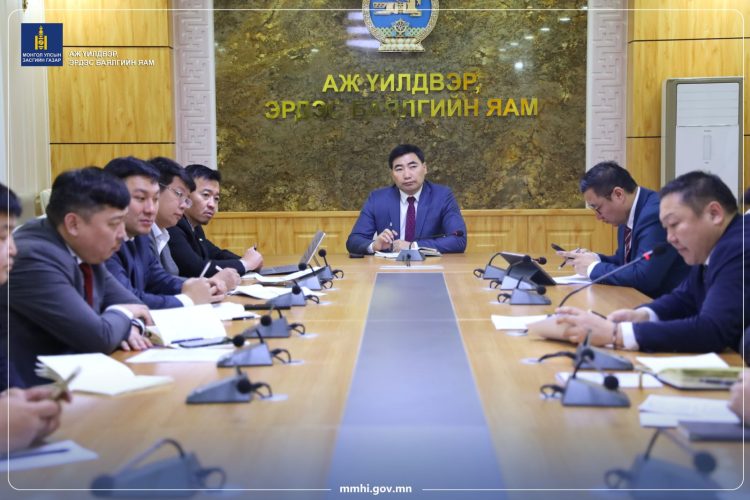 АЖ ҮЙЛДВЭР ЭРДЭС БАЯЛГИЙН ЯАМНЫ ШУУРХАЙ ХУРАЛДААН БОЛОВ