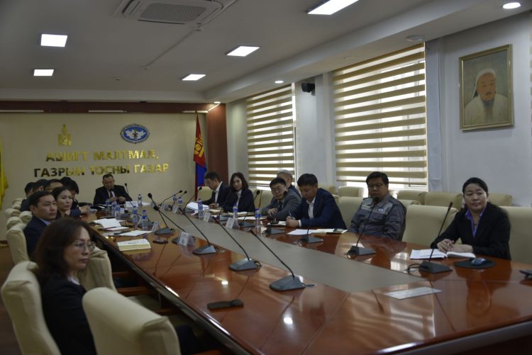 АҮЭБ-ИЙН ДЭД САЙД Б.ЭНХТҮВШИН АШИГТ МАЛТМАЛ, ГАЗРЫН ТОСНЫ ГАЗРЫН ҮЙЛ АЖИЛЛАГААТАЙ ТАНИЛЦАЖ,  ҮҮРЭГ ЧИГЛЭЛ ӨГЛӨӨ