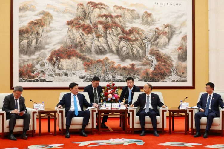 АҮЭБ-ИЙН САЙД Г.ДАМДИННЯМ ХЯТАДЫН ҮНДЭСНИЙ ГАЗРЫН ТОСНЫ КОРПОРАЦИТАЙ ШАТАХУУНЫ НИЙЛҮҮЛЭЛТИЙГ НЭМЭГДҮҮЛЭХ УРТ ХУГАЦААНЫ ГЭРЭЭ БАЙГУУЛАХААР ТОХИРОЛЦЛОО