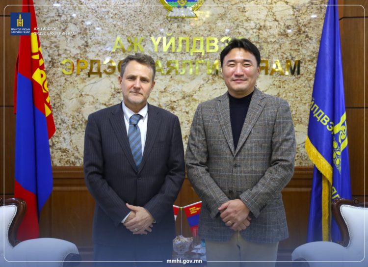 АҮЭБ-ИЙН САЙД Г.ДАМДИННЯМ КАНАД УЛСААС МОНГОЛ УЛСАД СУУГАА ОНЦ БӨГӨӨД БҮРЭН ЭРХТ ЭЛЧИН САЙД СТИВЕН ДАУСТЫГ ХҮЛЭЭН АВЧ УУЛЗЛАА