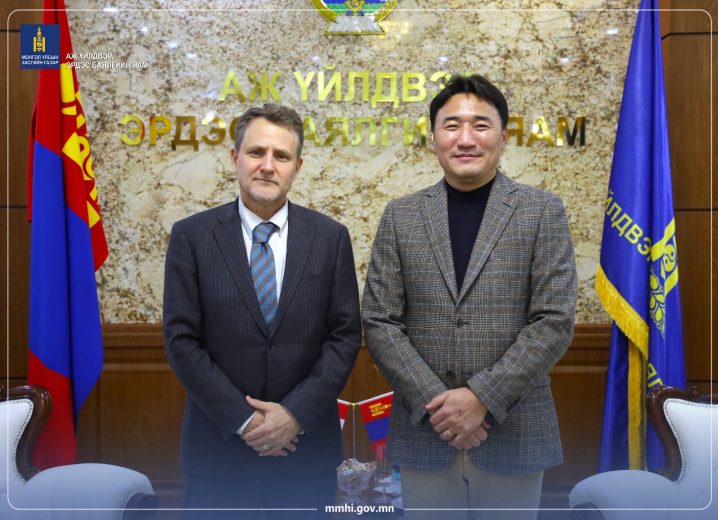 АҮЭБ-ИЙН САЙД Г.ДАМДИННЯМ КАНАД УЛСААС МОНГОЛ УЛСАД СУУГАА ОНЦ БӨГӨӨД БҮРЭН ЭРХТ ЭЛЧИН САЙД СТИВЕН ДАУСТЫГ ХҮЛЭЭН АВЧ УУЛЗЛАА