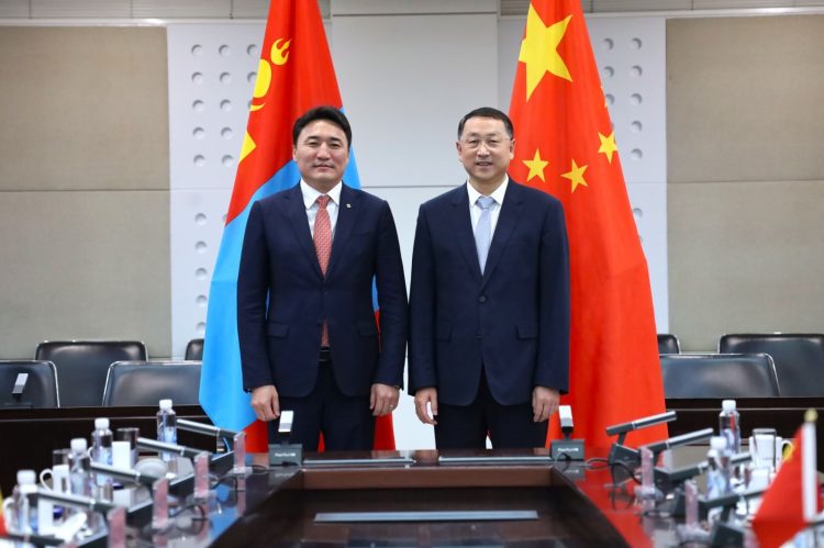 МОНГОЛ УЛС ХЯТАД УЛСТАЙ ХАРИУЦЛАГАТАЙ НОГООН УУЛ УУРХАЙГ ХӨГЖҮҮЛЭХ ЧИГЛЭЛЭЭР ХАМТЫН АЖИЛЛАГААГАА ГҮНЗГИЙРҮҮЛНЭ