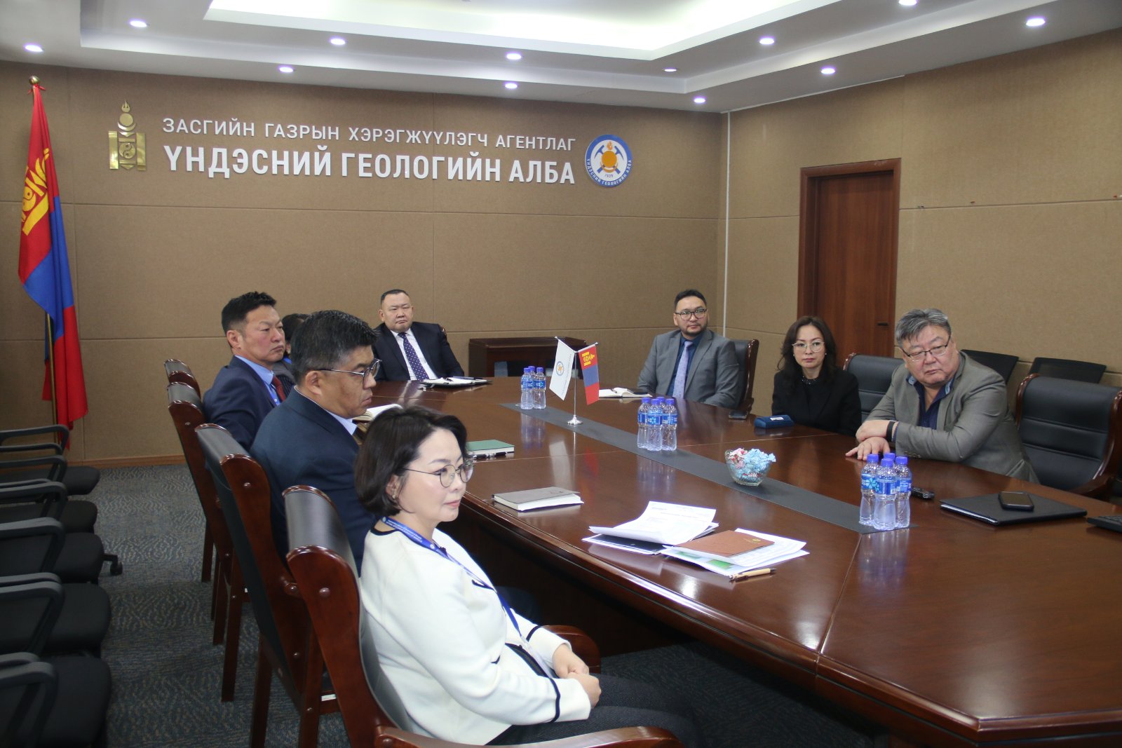 АҮЭБ-ИЙН ДЭД САЙД Б.ЭНХТҮВШИН ҮНДЭСНИЙ ГЕОЛОГИЙН АЛБА, ГЕОЛОГИЙН СУДАЛГАА ШИНЖИЛГЭЭНИЙ ТӨВД АЖИЛЛАЛАА