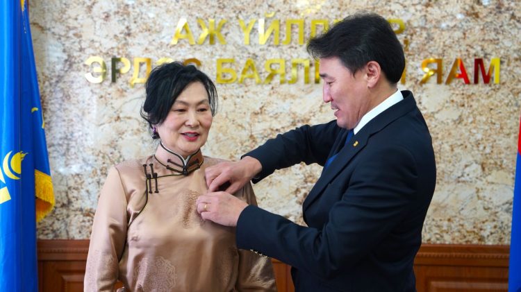 АЖ ҮЙЛДВЭР ЭРДЭС БАЯЛГИЙН САЛБАРЫН АЖИЛТАН, АЛБАН ХААГЧДЫГ ЦОЛ ТЭМДГЭЭР ШАГНАЛАА