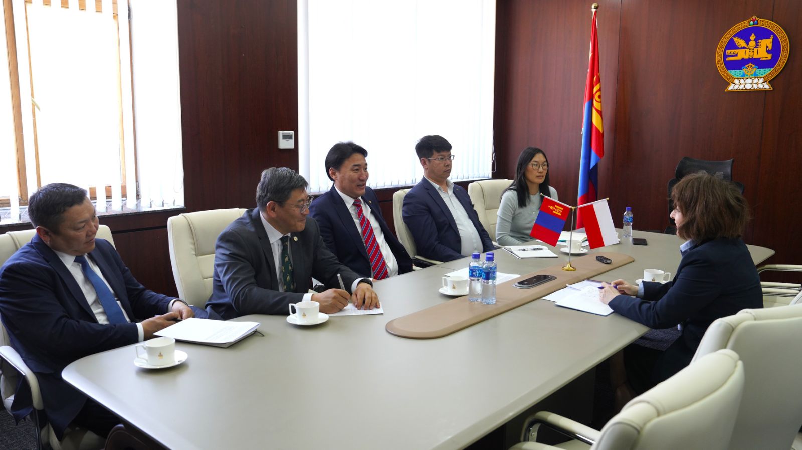 АҮЭБ-ИЙН САЙД Г.ДАМДИННЯМ БҮГД НАЙРАМДАХ ПОЛЬШ УЛСЫН ЭСЯ-НЫ ХЭРГИЙГ ТҮР ХАМААРАГЧ АГАТА ОБРАТАНЬСКАГ ХҮЛЭЭН АВЧ УУЛЗАВ